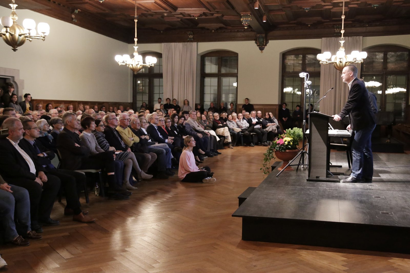 Vortragsabend in der historischen Rathauslaube Schaffhausen, gut gefüllter Saal mit Referent am Rednerpult